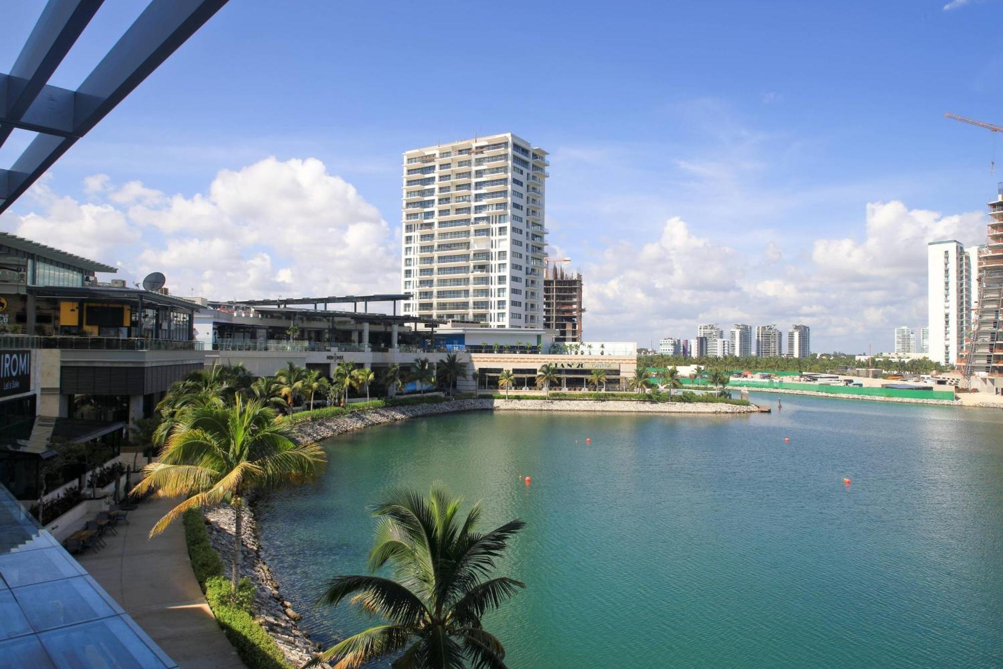 Renaissance & Marina Hotel Cancun