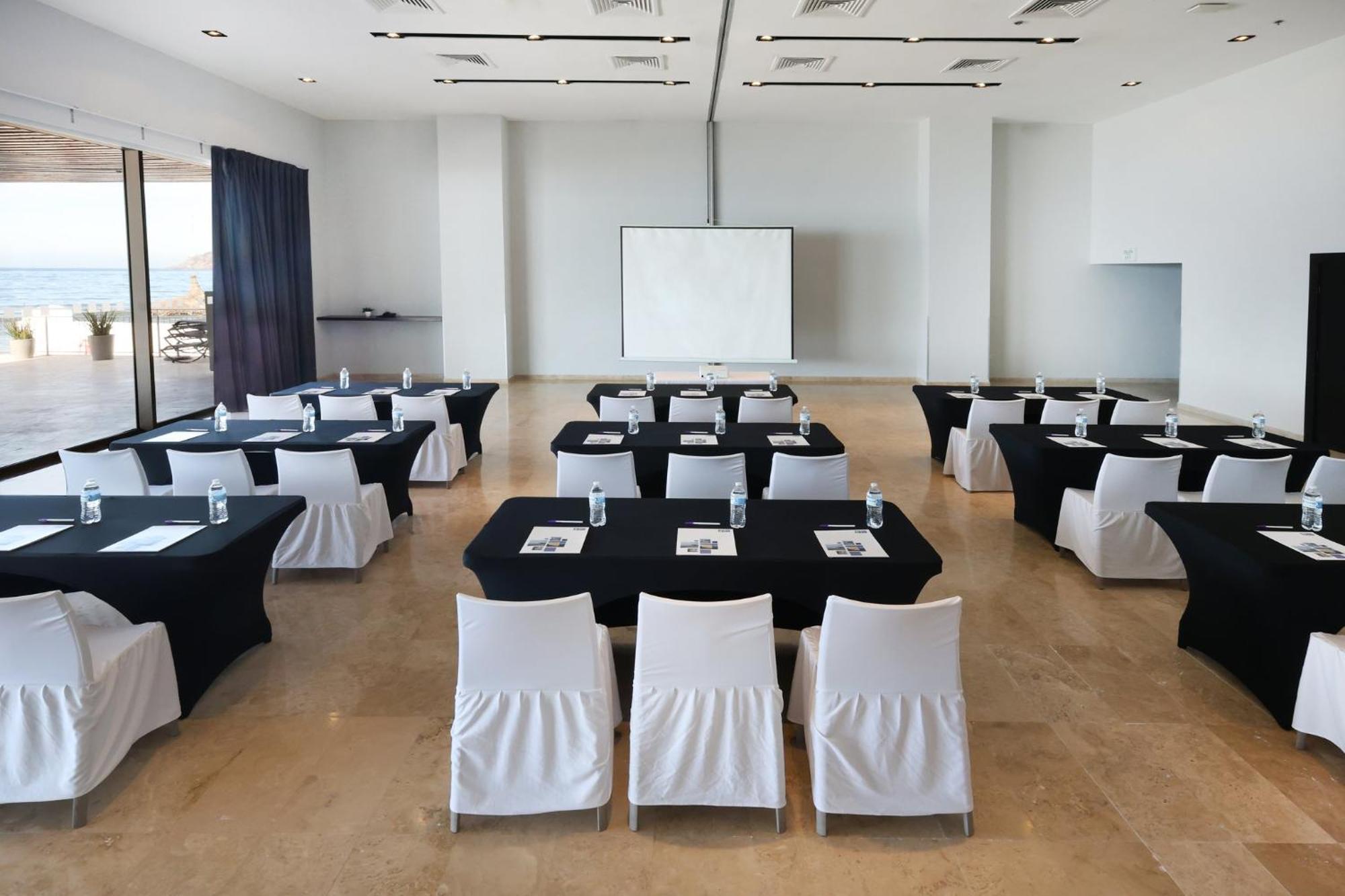 Hotel Holiday Inn Resort Mazatlan By Ihg 4*