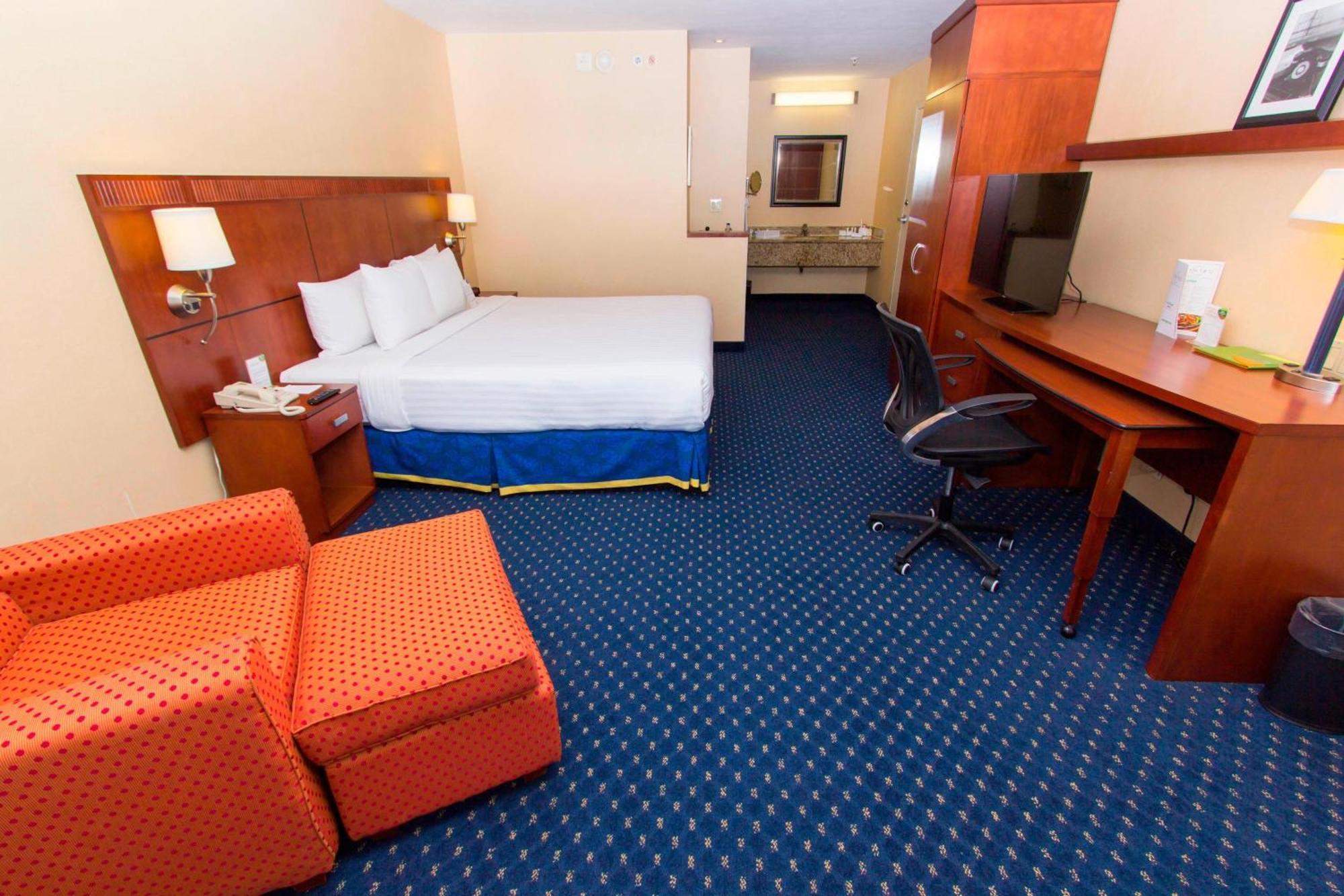 Hotel Courtyard San Jeronimo 4*