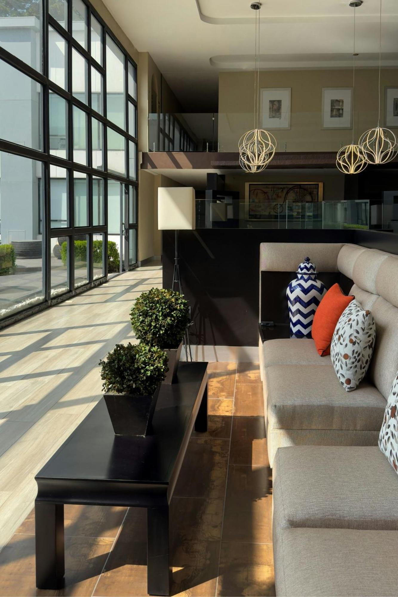 Courtyard Airport 4*