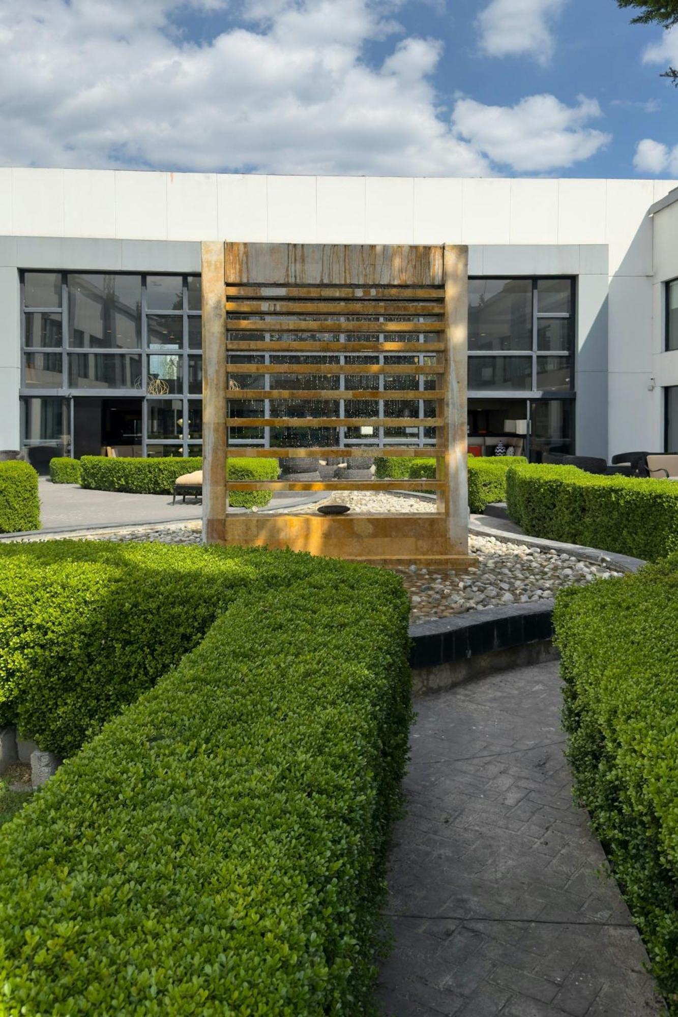 Courtyard Airport Hotel 4*