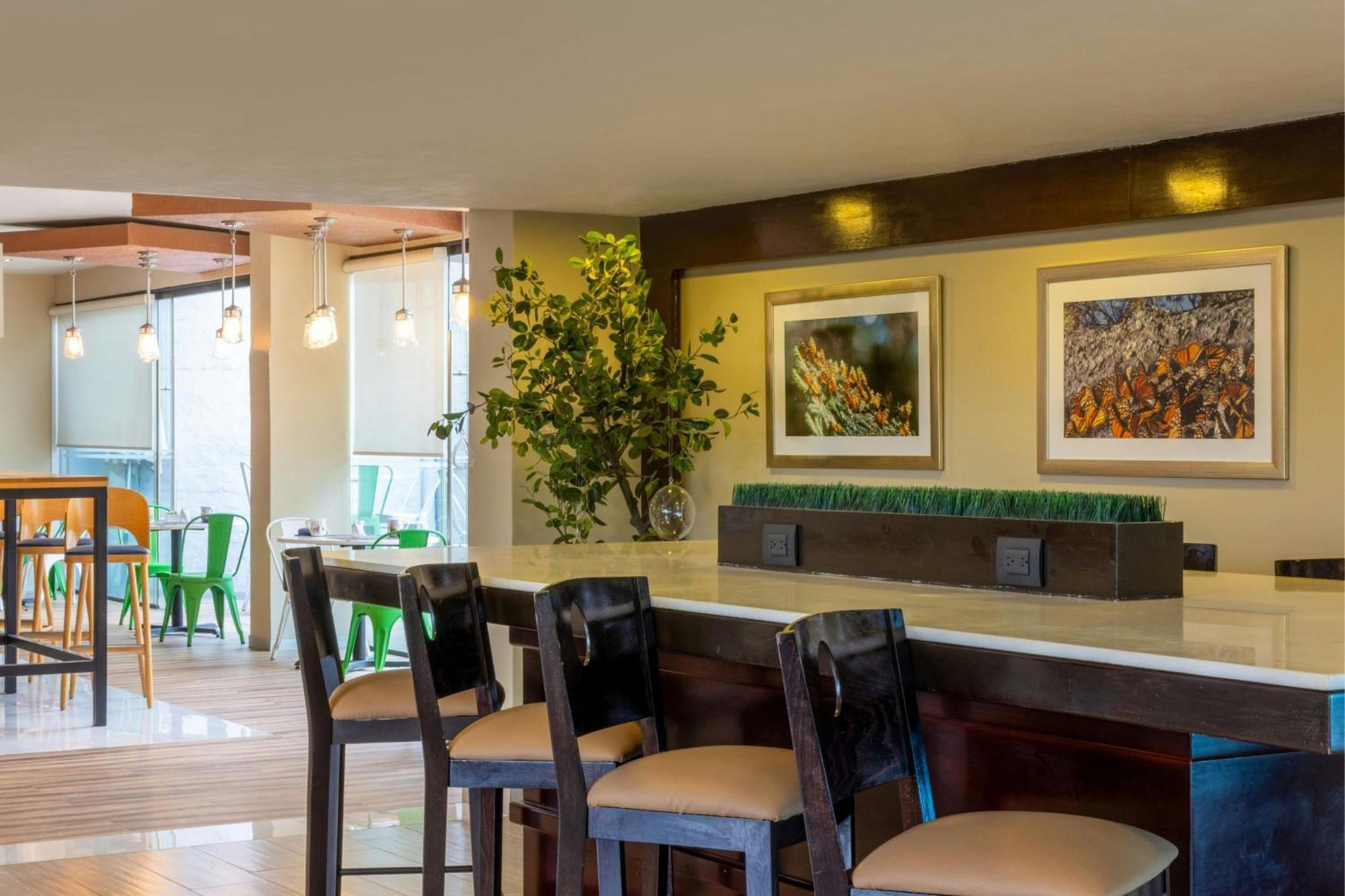 Hotel Courtyard Airport 4*