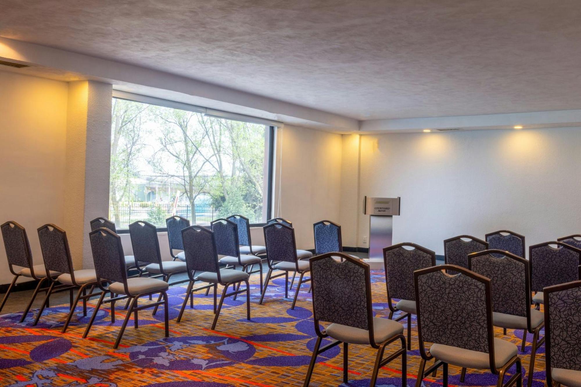 Courtyard Airport Hotel 4*