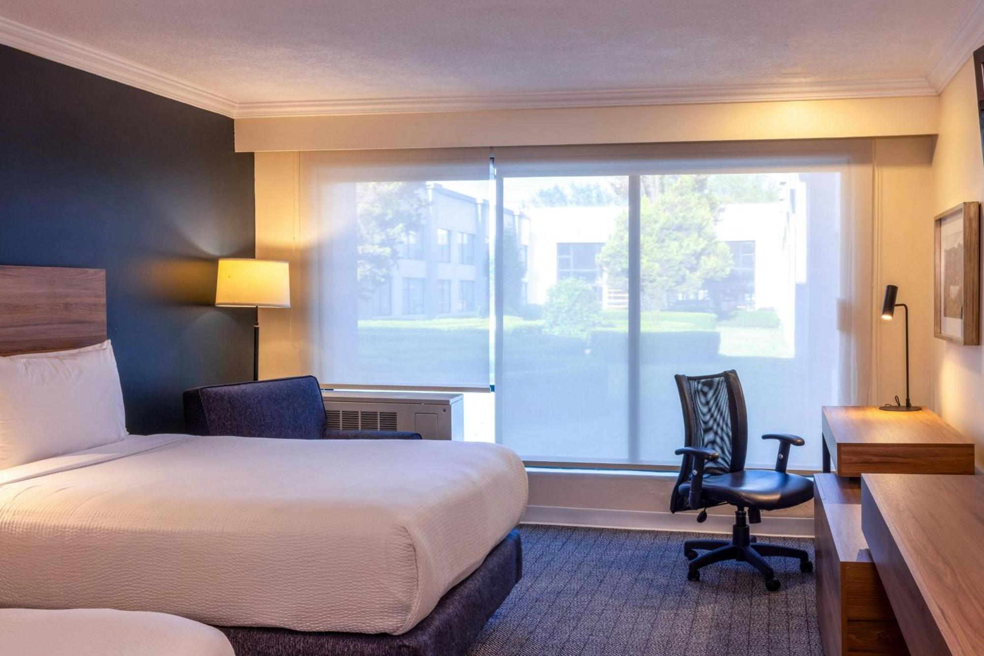 Courtyard Airport Hotel