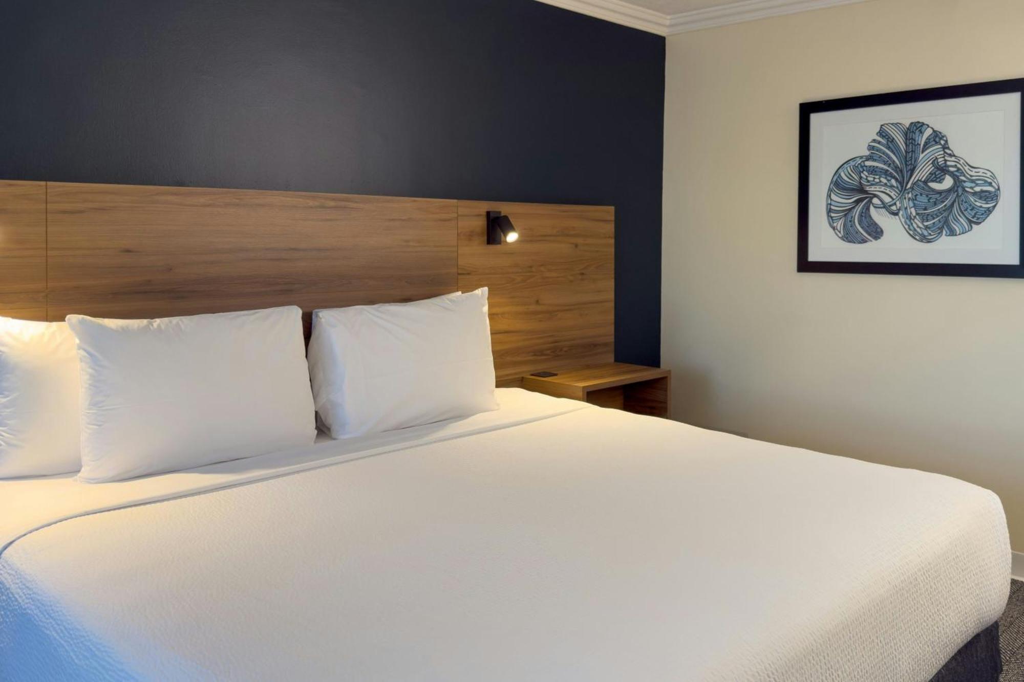 Courtyard Airport Hotel 4*