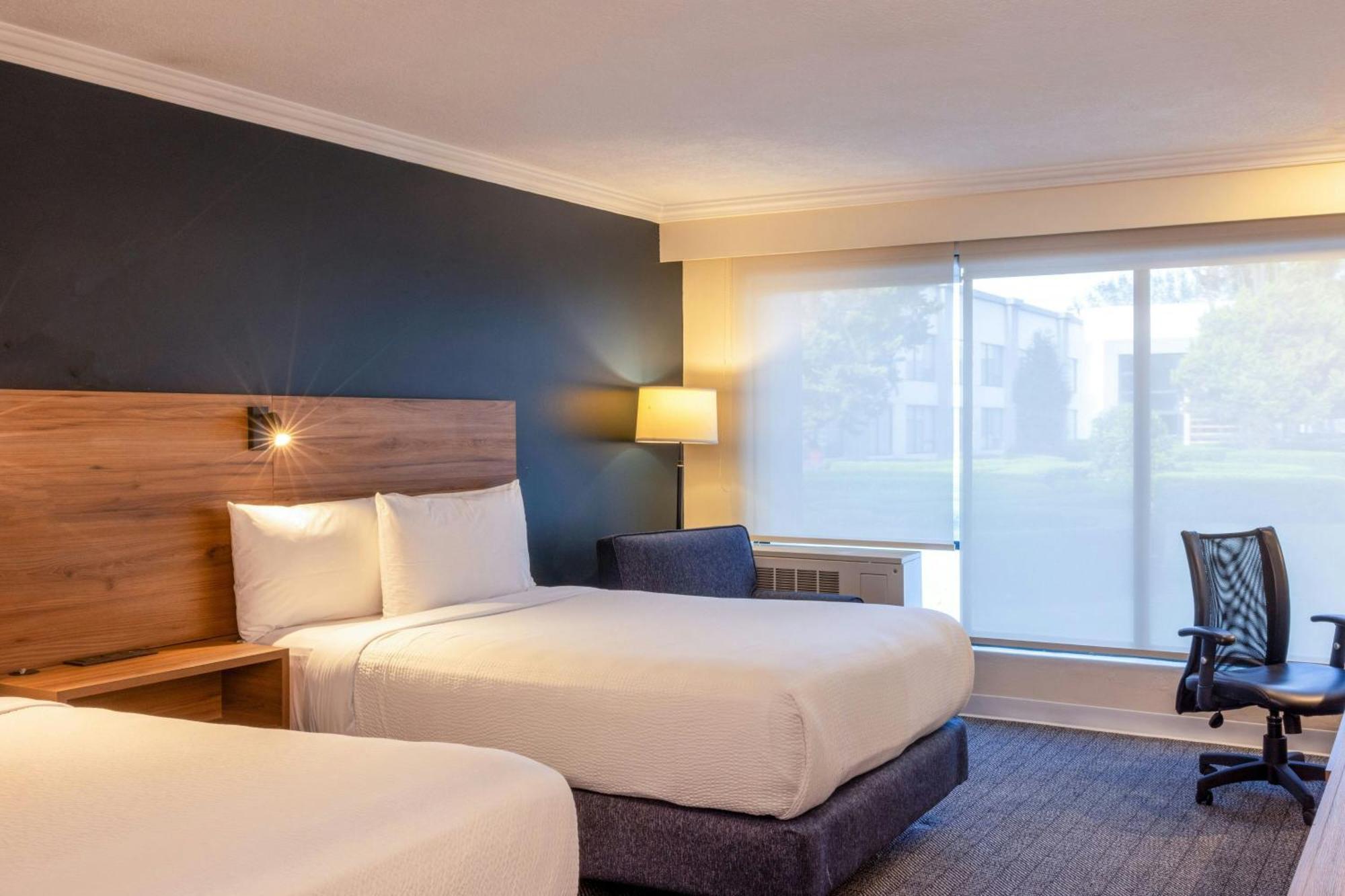 Courtyard Airport 4*
