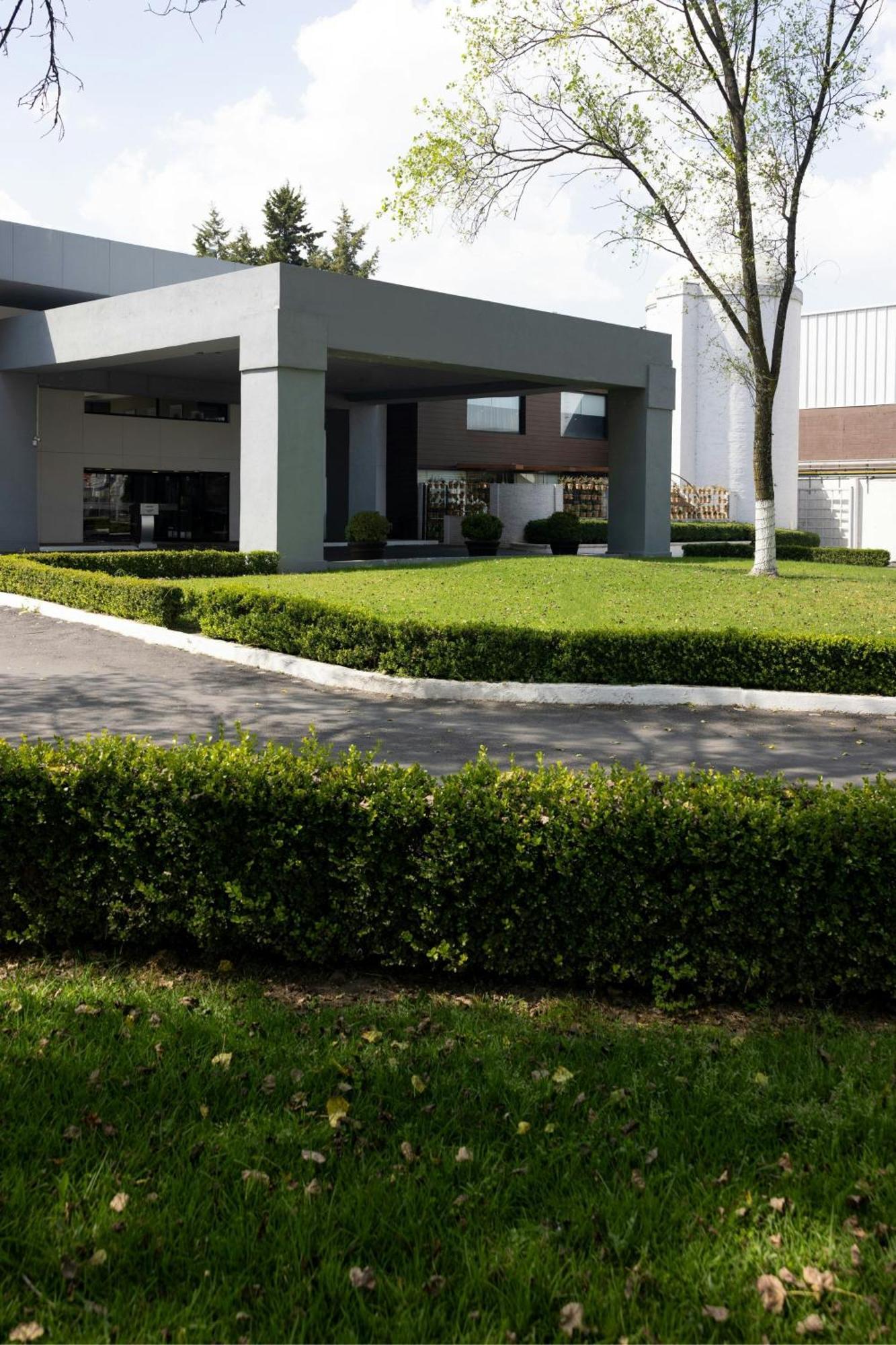 Courtyard Airport Hotel 4*