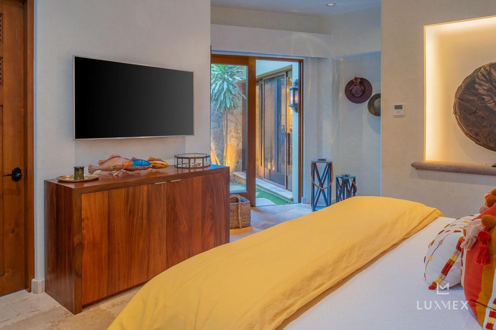 Beautiful Fully Staffed & Steps From Swimmable In Del Mar *