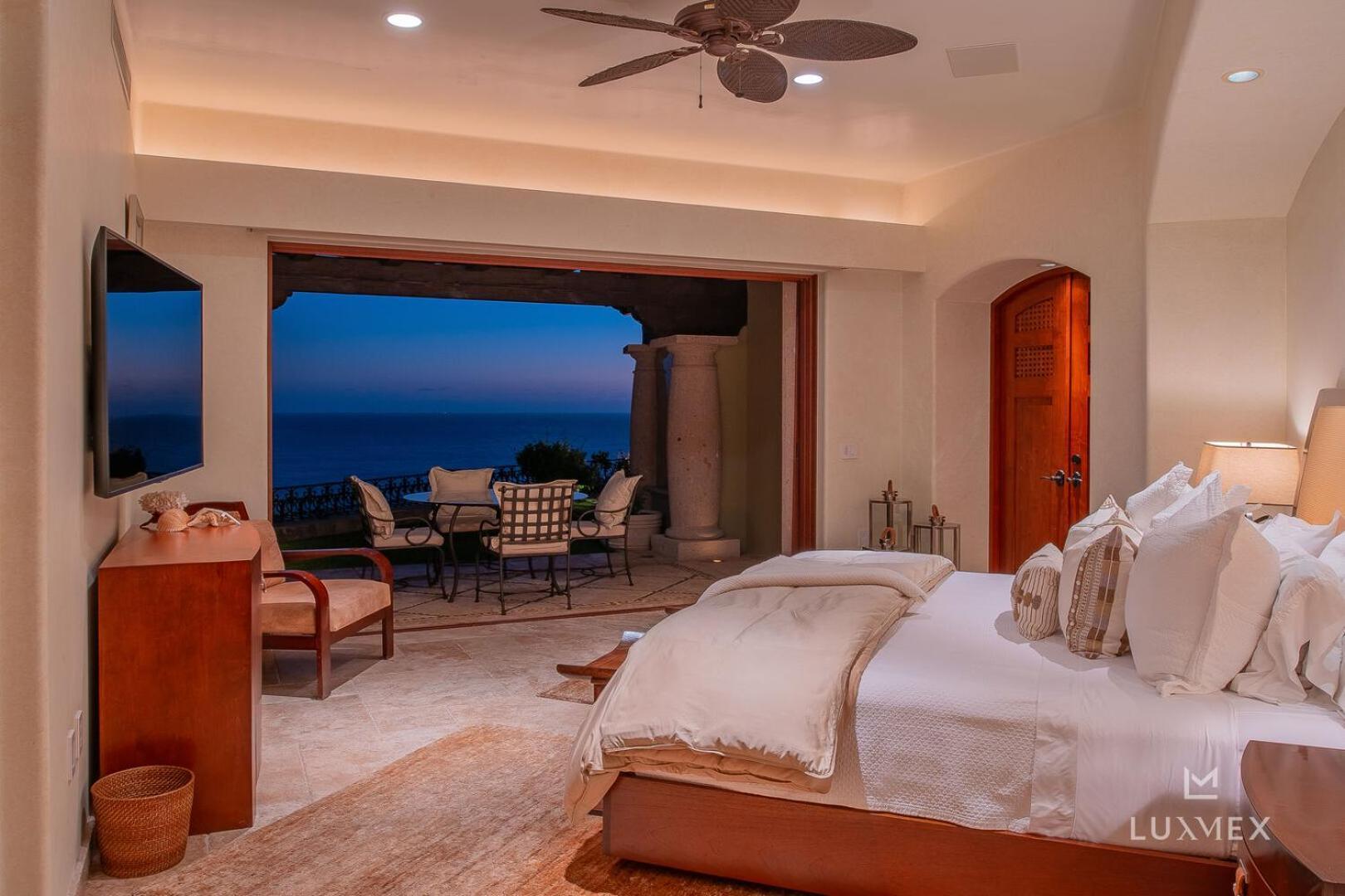 Beautiful Fully Staffed & Steps From Swimmable In Del Mar Villa