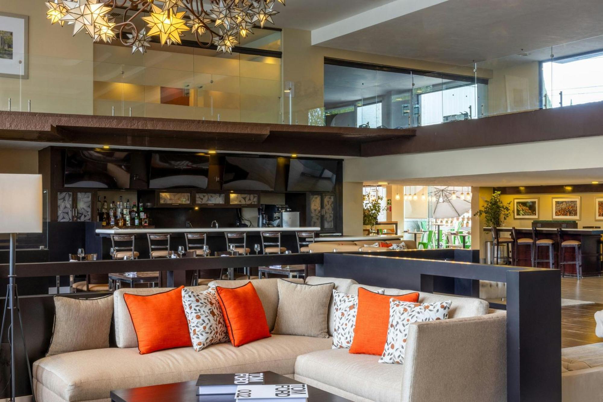 Courtyard Airport Hotel 4*