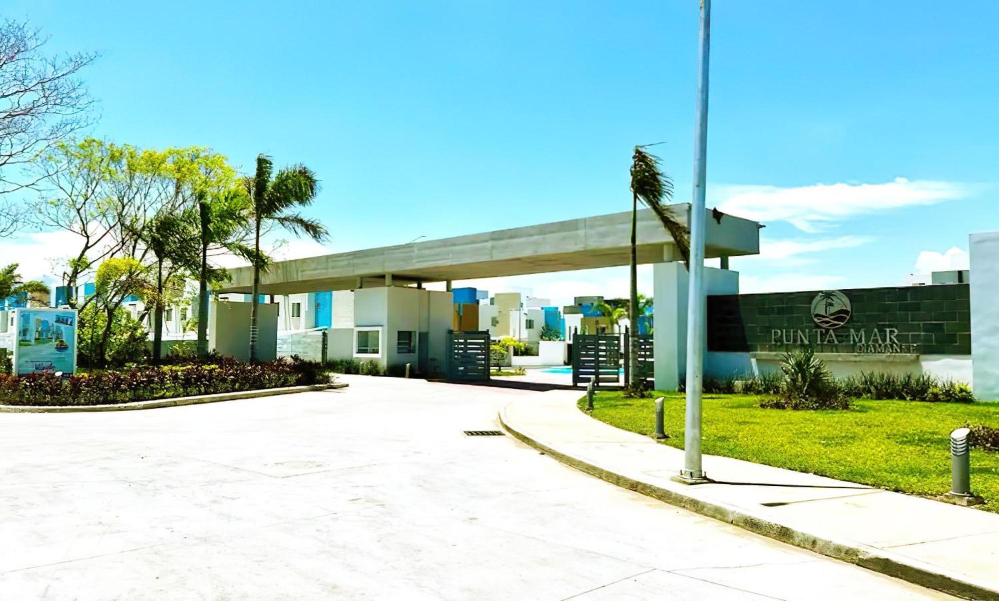 E13d2 - Alberca, Playa Cercana & Club De Playa Opcional * Gallinero