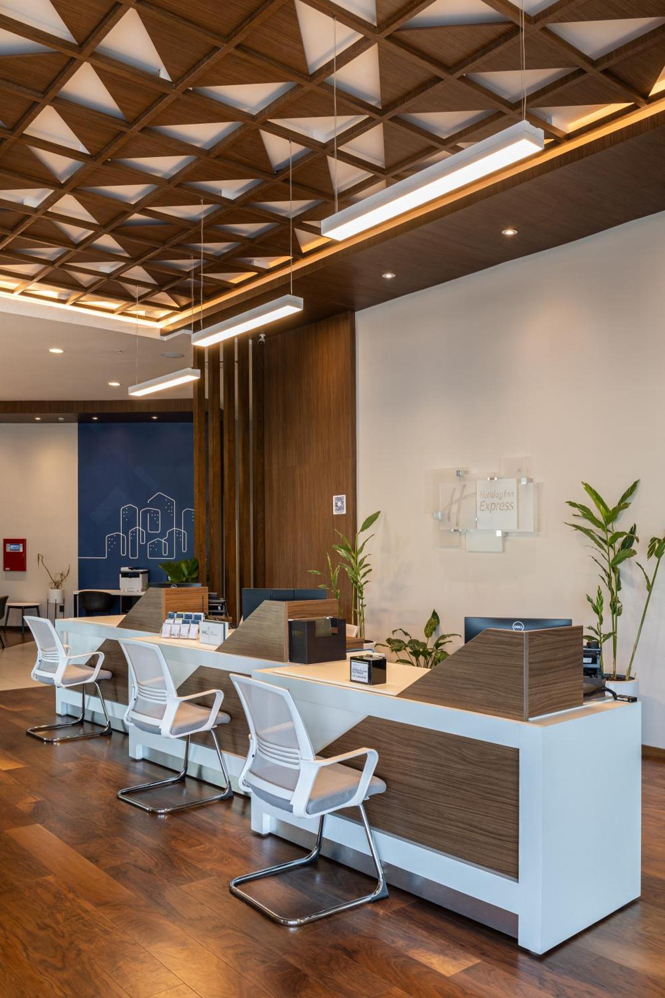 Express By Ihg 4*