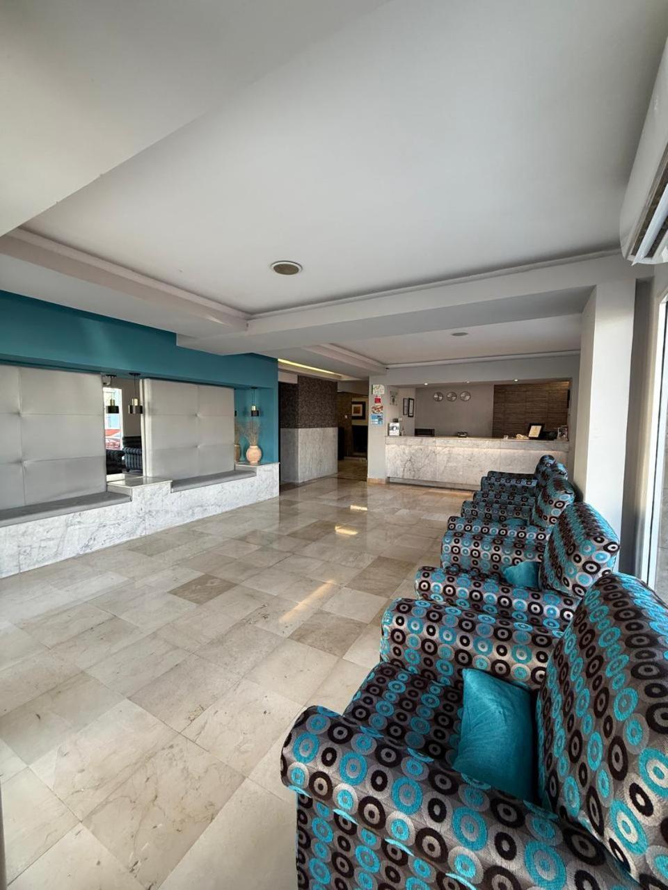 Hotel Impala -atras Del Ado