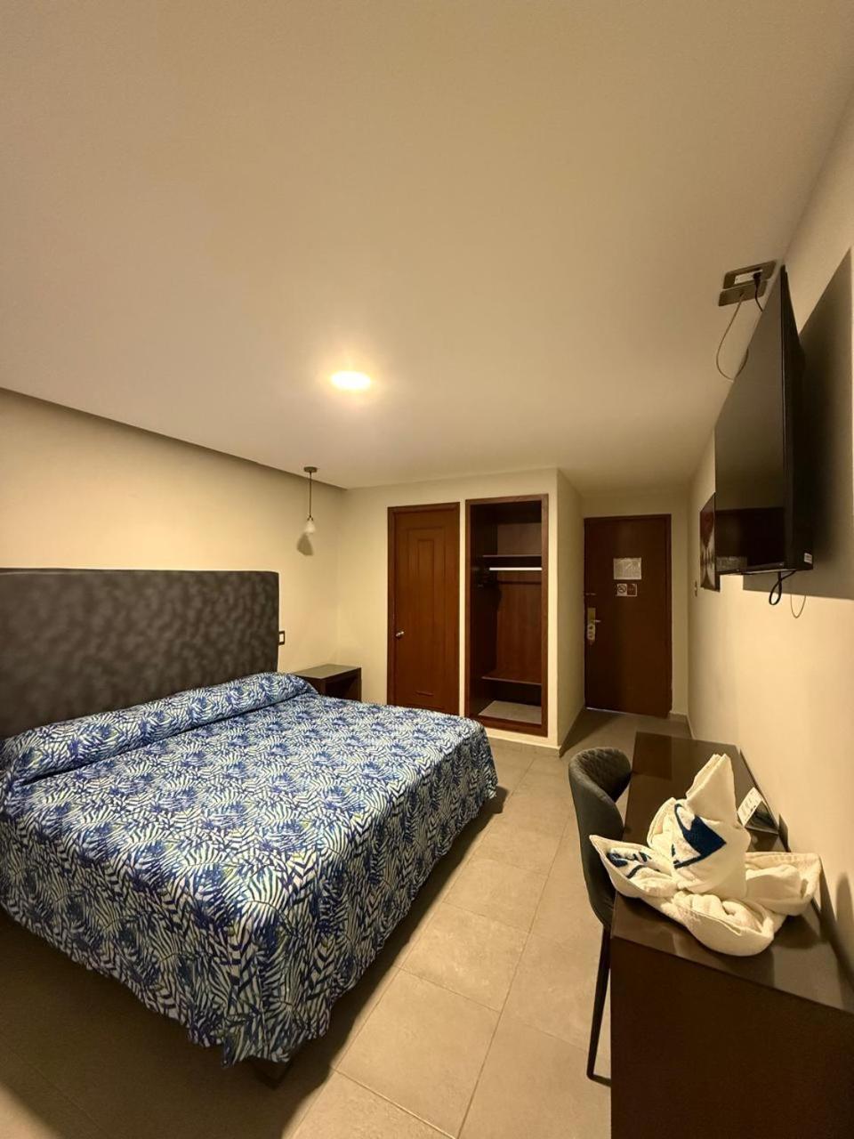 Impala -atras Del Ado Hotel