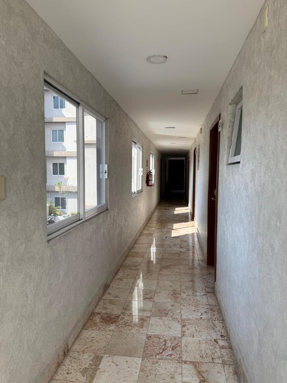 Impala -atras Del Ado Hotel