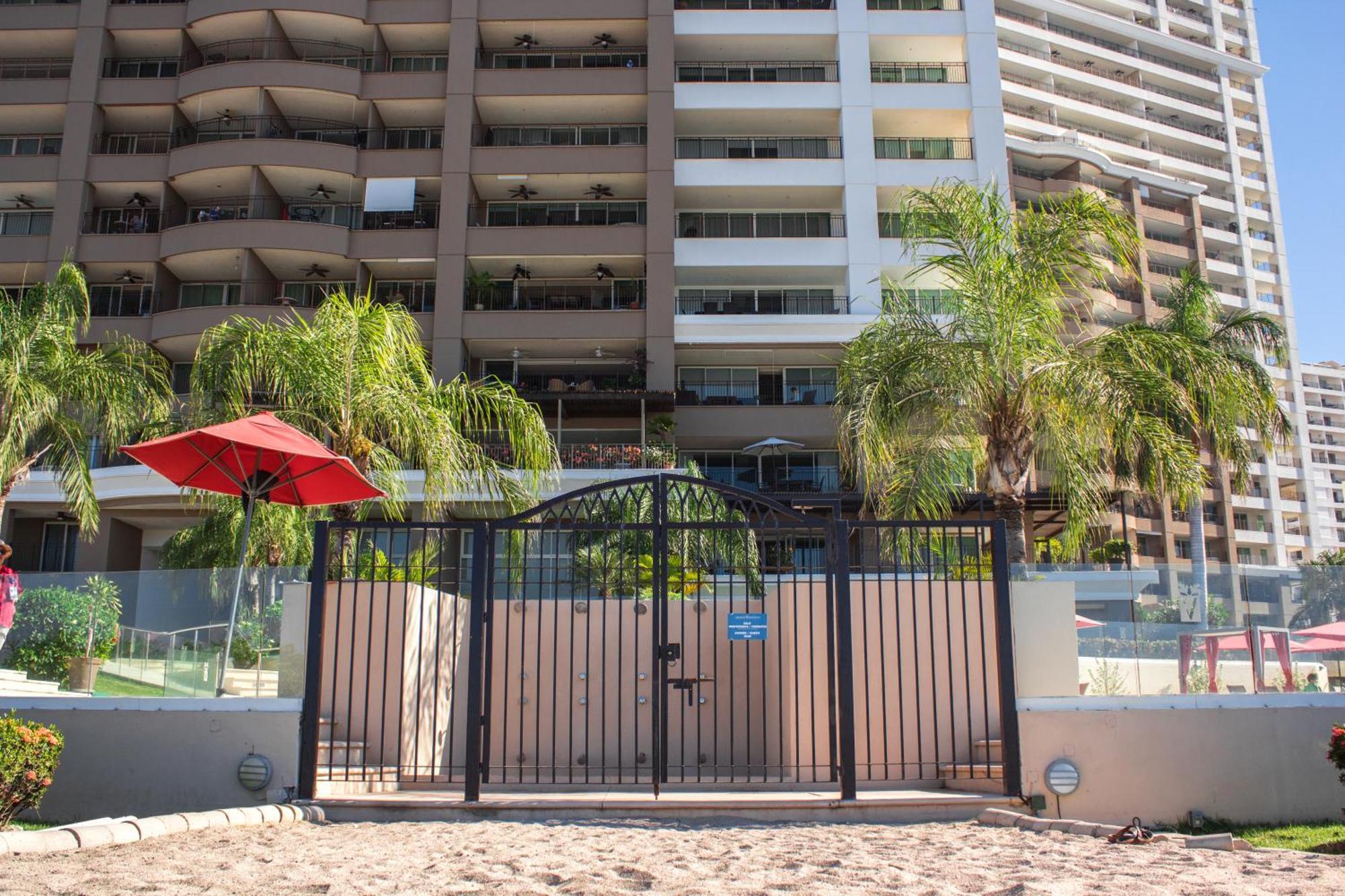2condo With Balcony Sharing - Outstanding! Apartment