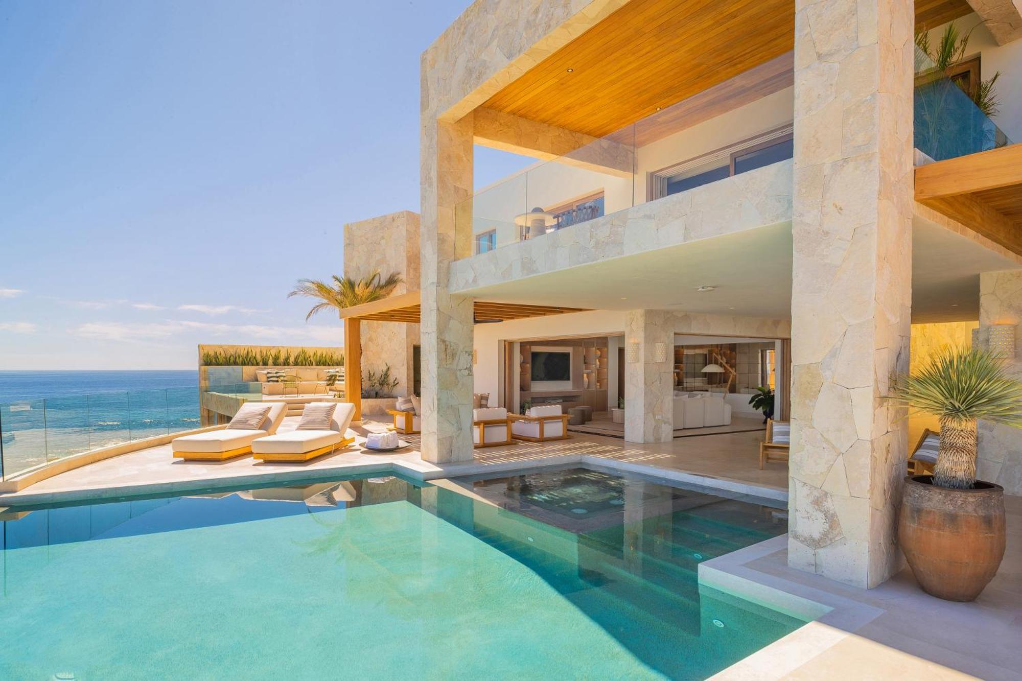 New Stunning Villa, Full Staff, Gym And Has Its Own Private Swimmable Villa *