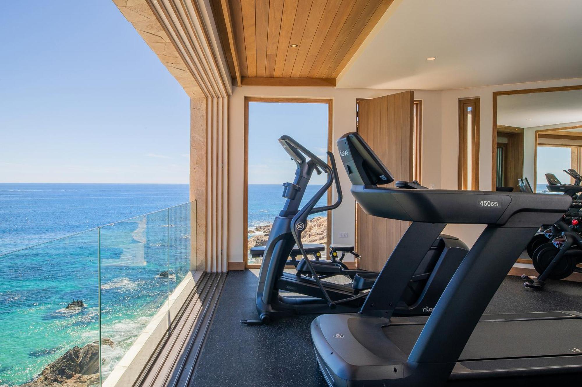New Stunning Villa, Full Staff, Gym And Has Its Own Private Swimmable Villa *