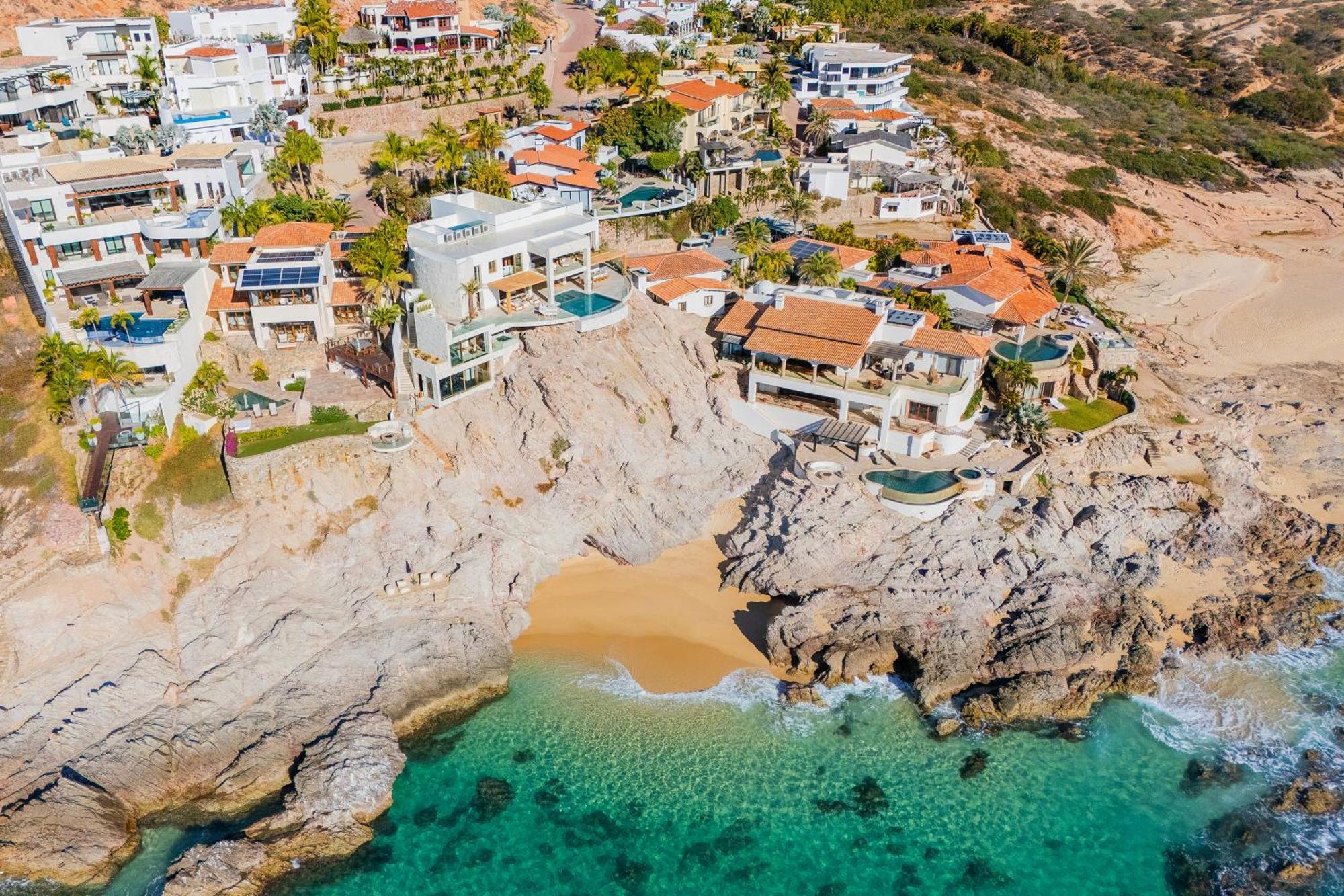 New Stunning Villa, Full Staff, Gym And Has Its Own Private Swimmable Villa