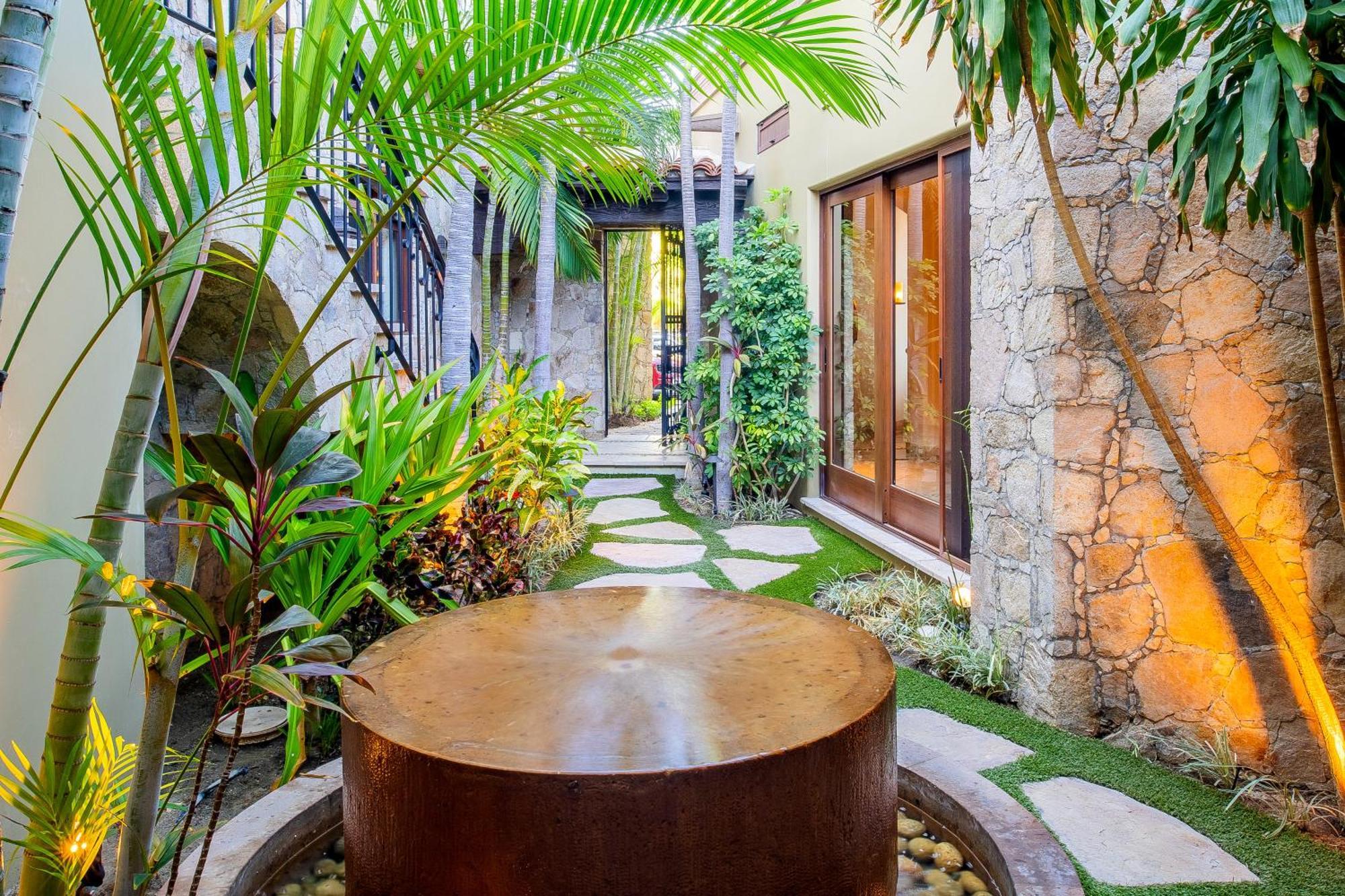 Beautiful Fully Staffed & Steps From Swimmable In Del Mar Villa
