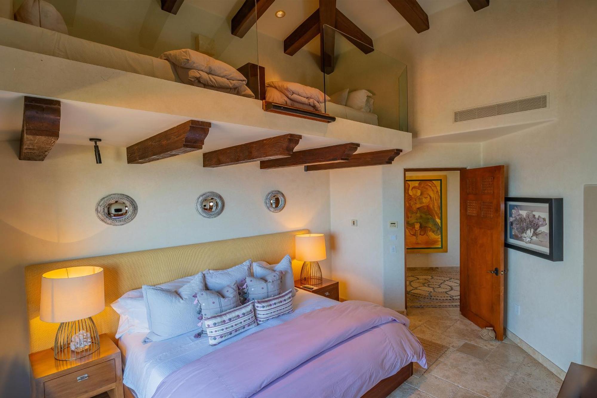 Beautiful Fully Staffed & Steps From Swimmable In Del Mar *