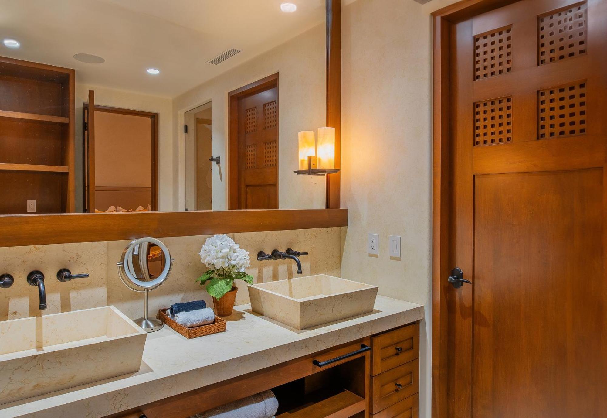 Beautiful Fully Staffed & Steps From Swimmable In Del Mar *