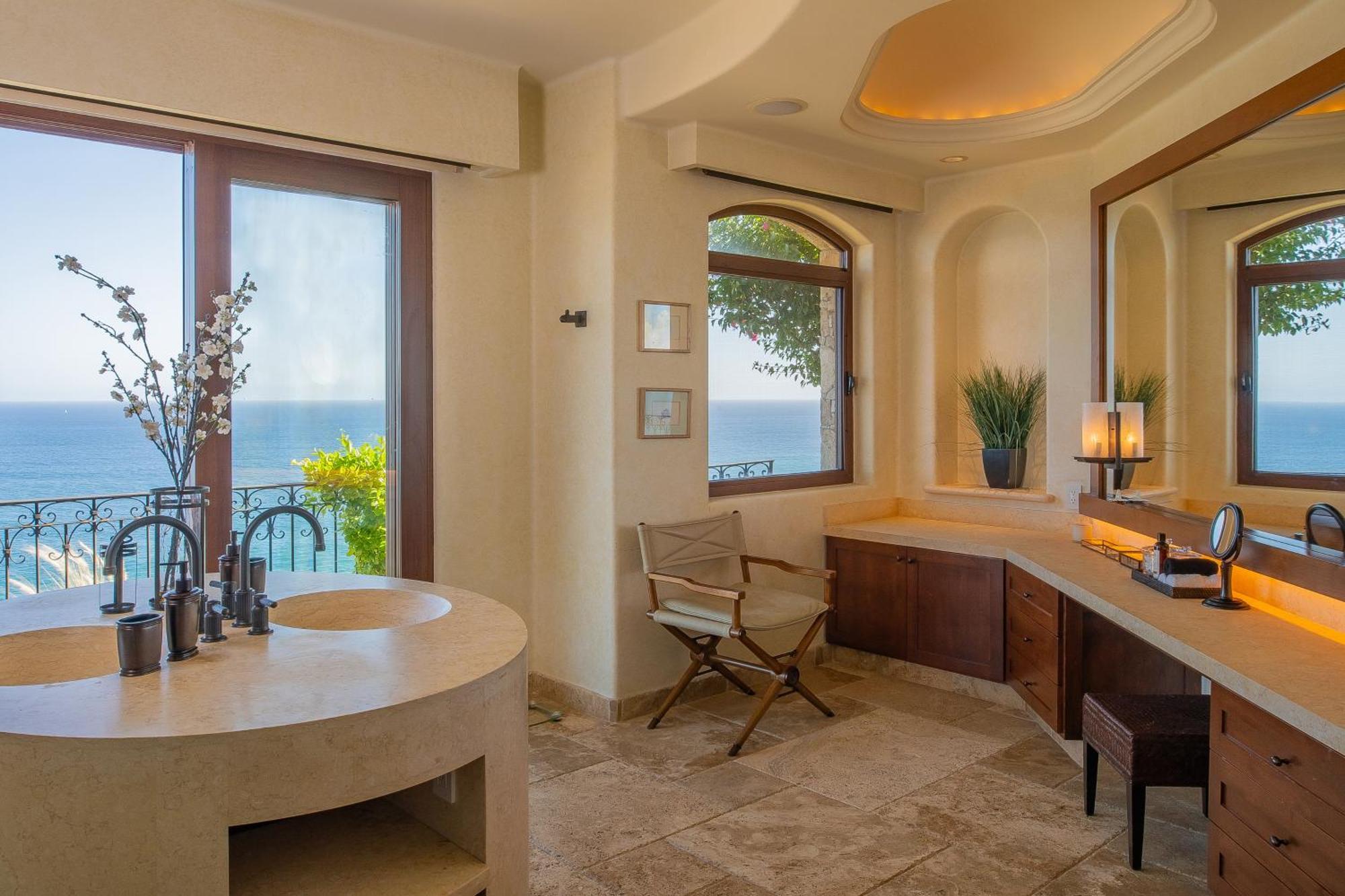 Beautiful Fully Staffed & Steps From Swimmable In Del Mar Villa *
