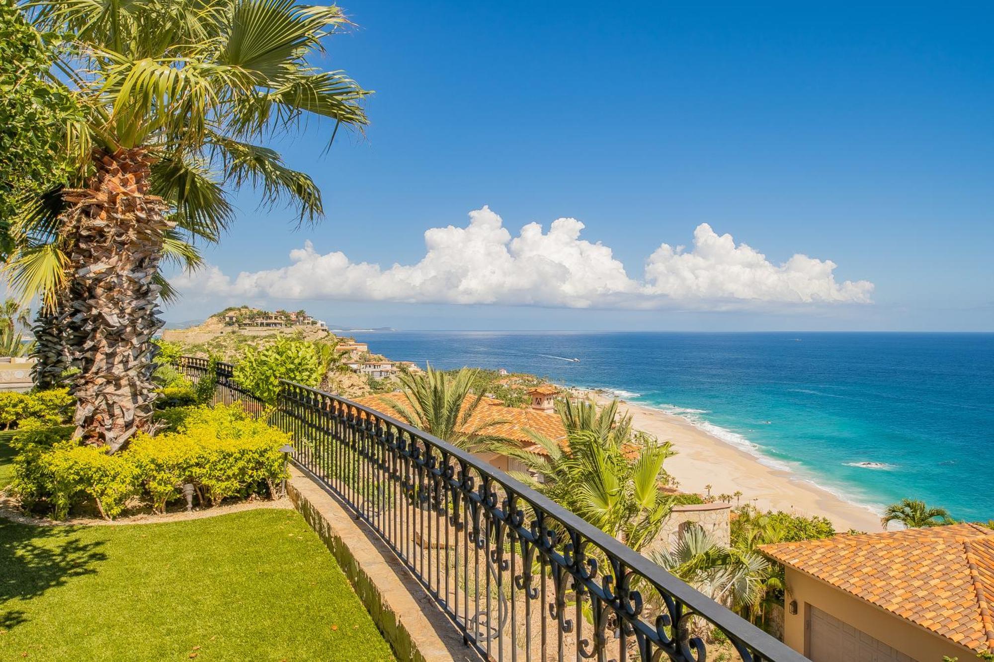 Beautiful Fully Staffed & Steps From Swimmable In Del Mar Villa