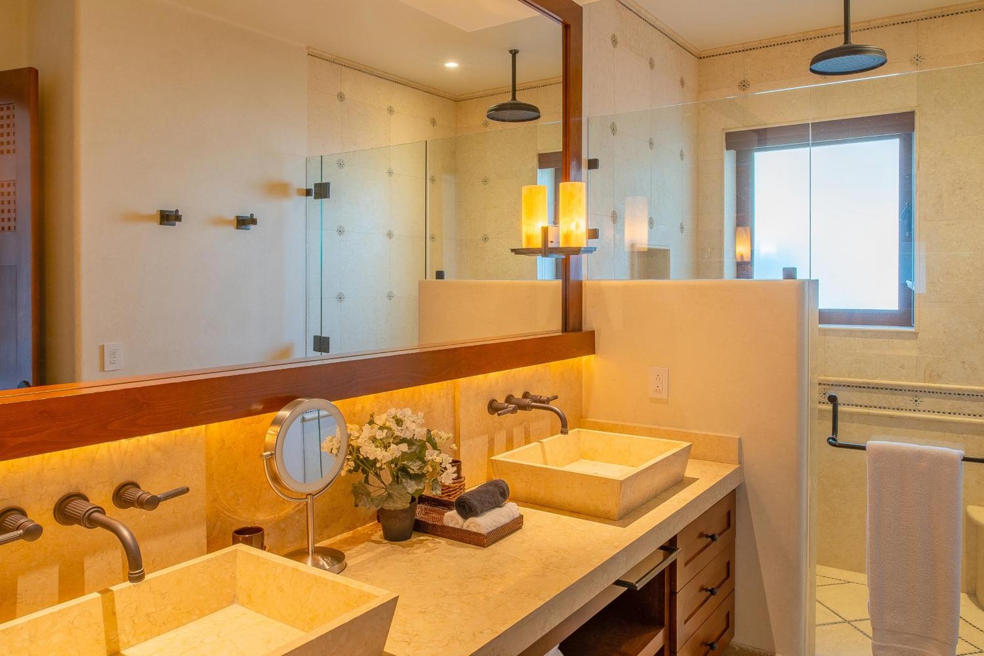 Beautiful Fully Staffed & Steps From Swimmable In Del Mar Villa *