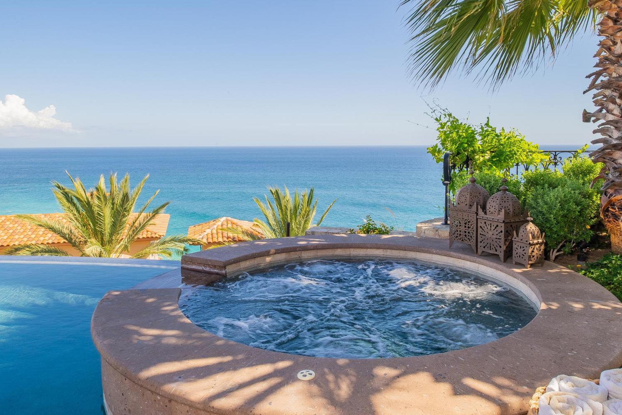 Beautiful Fully Staffed & Steps From Swimmable In Del Mar *