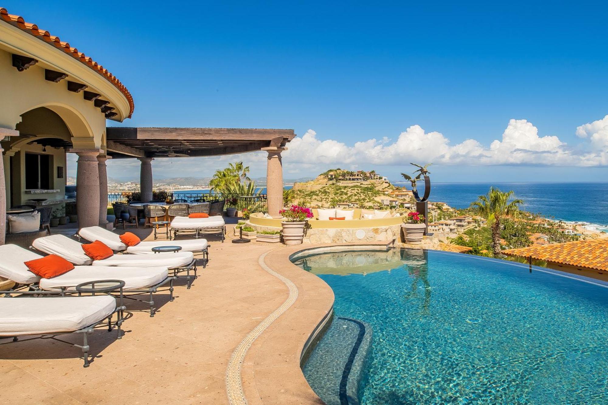 Beautiful Fully Staffed & Steps From Swimmable In Del Mar