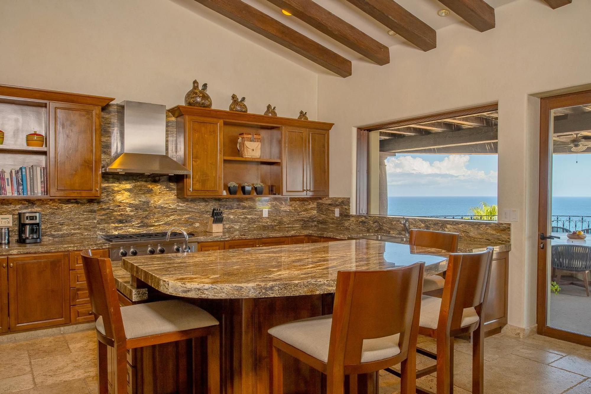 Beautiful Fully Staffed & Steps From Swimmable In Del Mar Villa