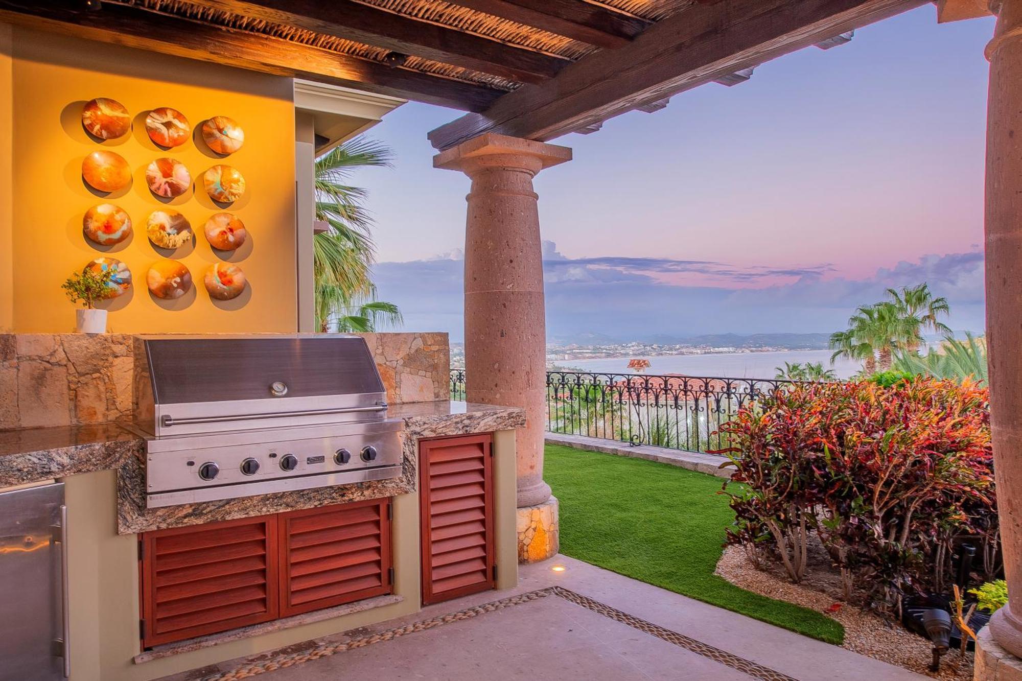 Beautiful Fully Staffed & Steps From Swimmable In Del Mar *