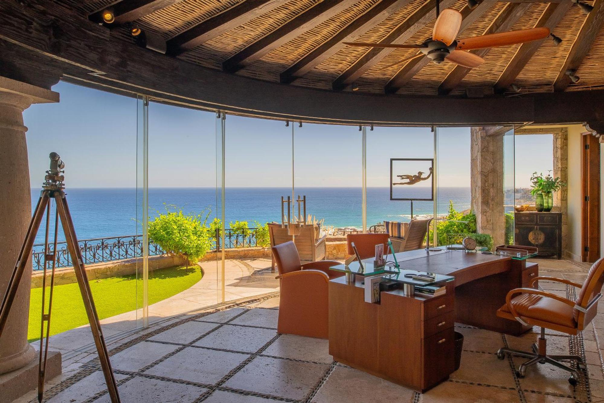 Beautiful Fully Staffed & Steps From Swimmable In Del Mar *
