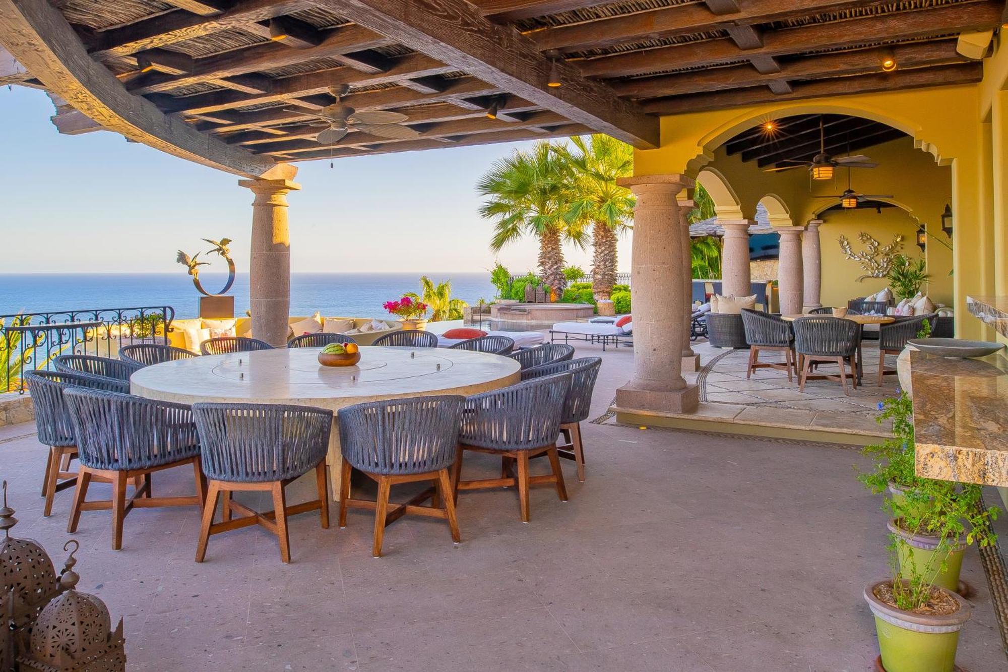 Beautiful Fully Staffed & Steps From Swimmable In Del Mar Villa