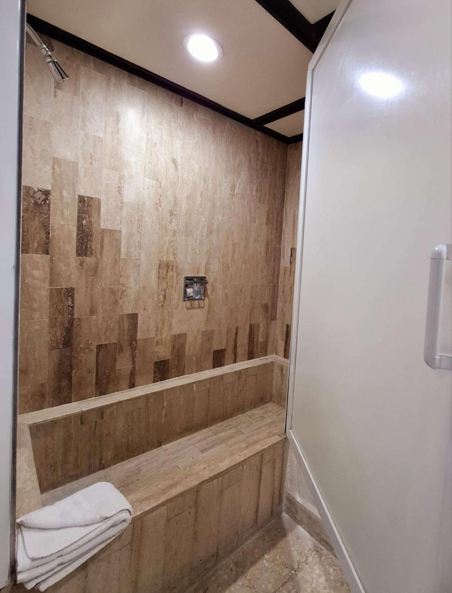 Western Freeman Zona Dorada Hotel