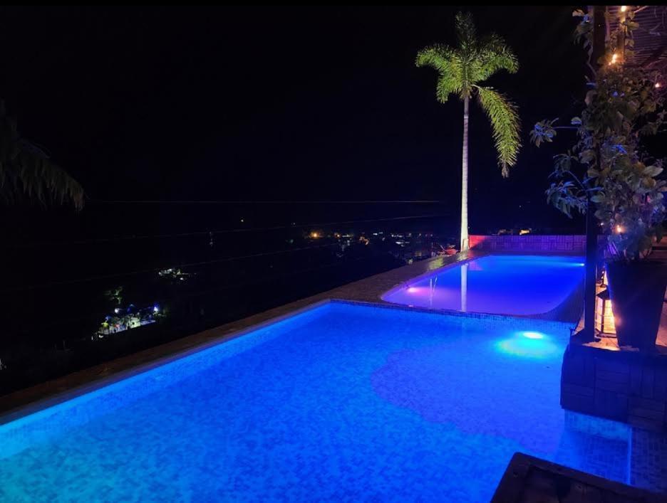 Roof Hotel *