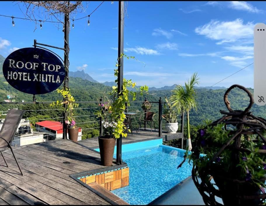 Roof Hotel *