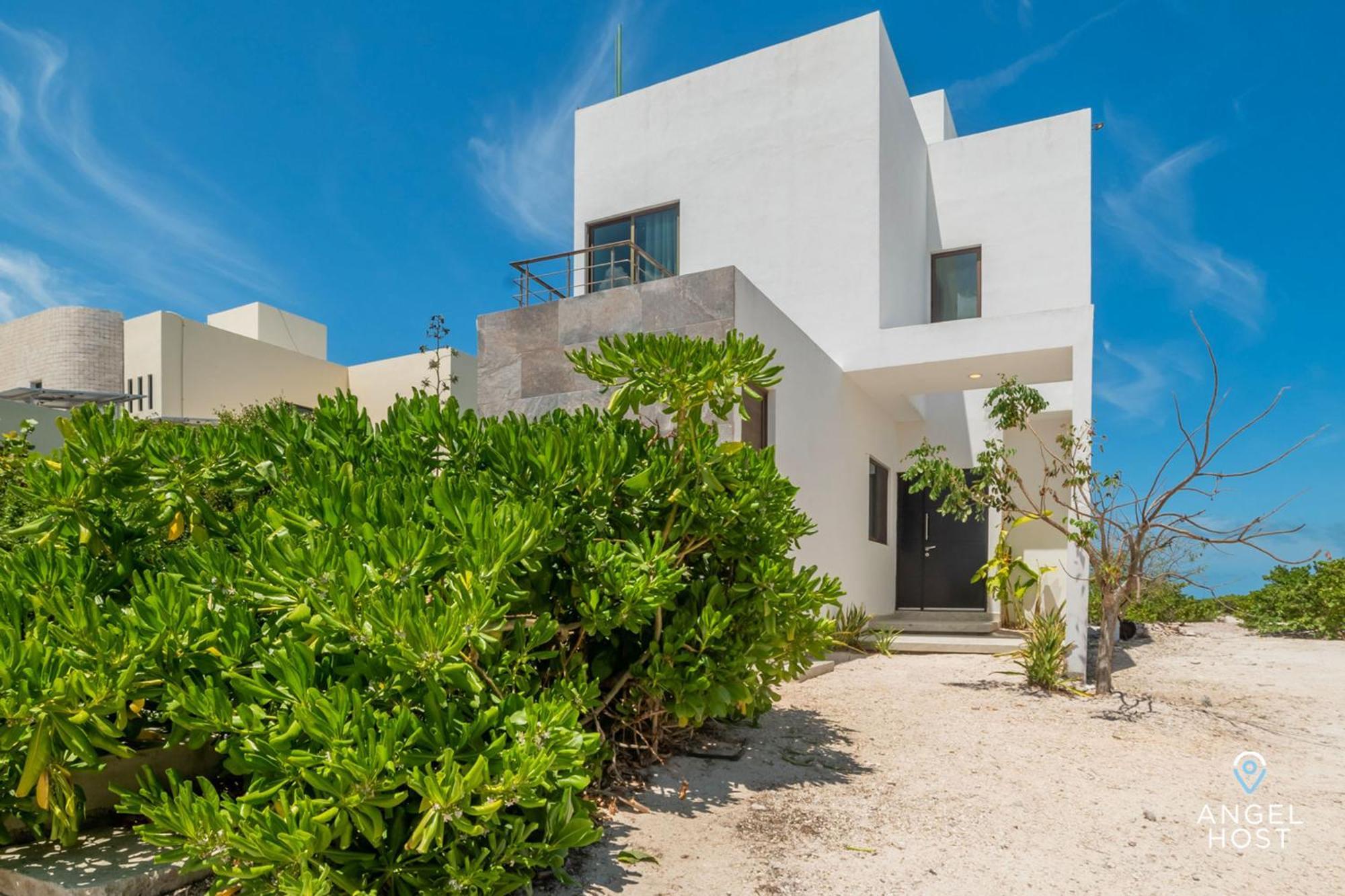 Beachfront With Private Pool Steps To The Sea! Holiday home