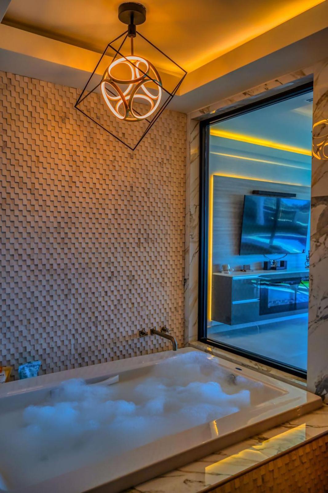 Villa Shangri-la Luxury Mansion, Heated Pool