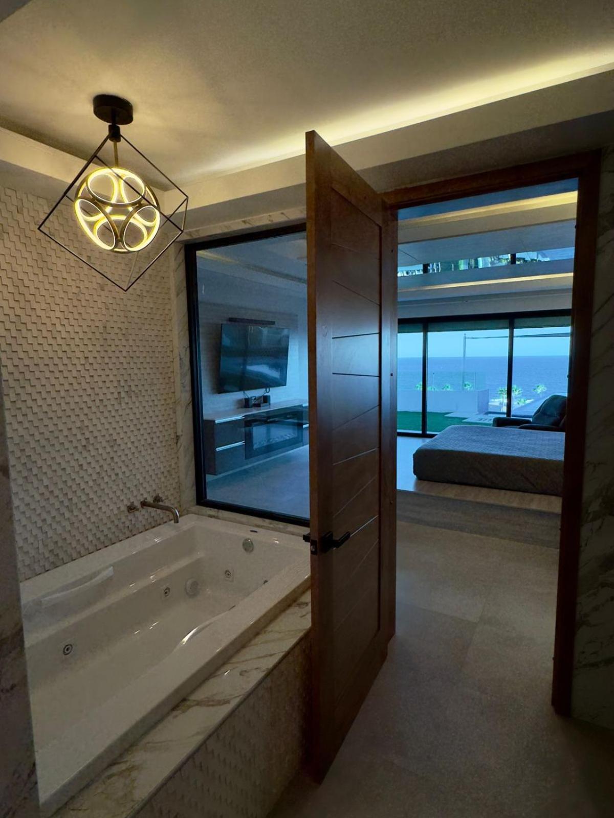 Shangri-la Luxury Mansion, Heated Pool
