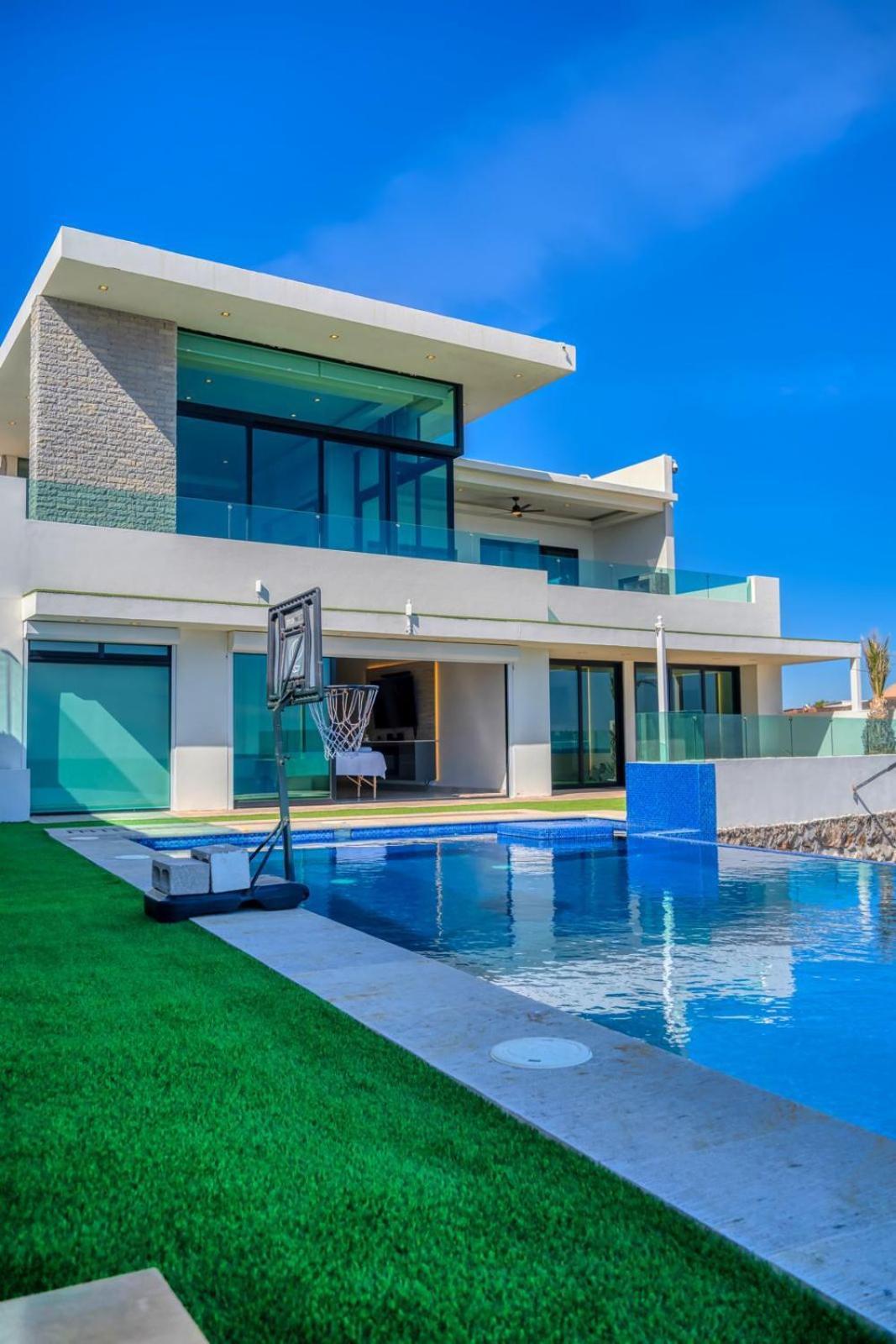 Shangri-la Luxury Mansion, Heated Pool