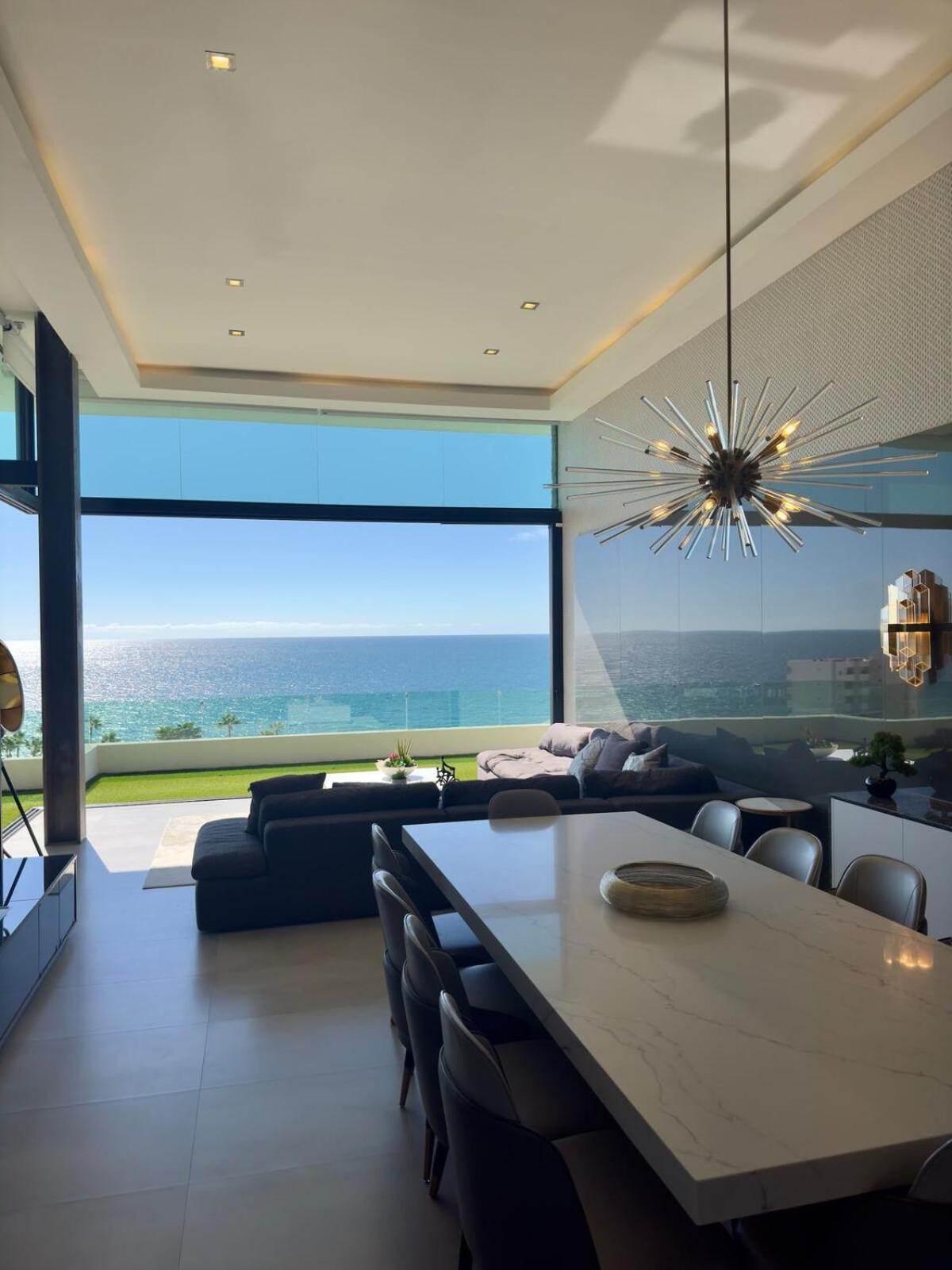 Shangri-la Luxury Mansion, Heated Pool