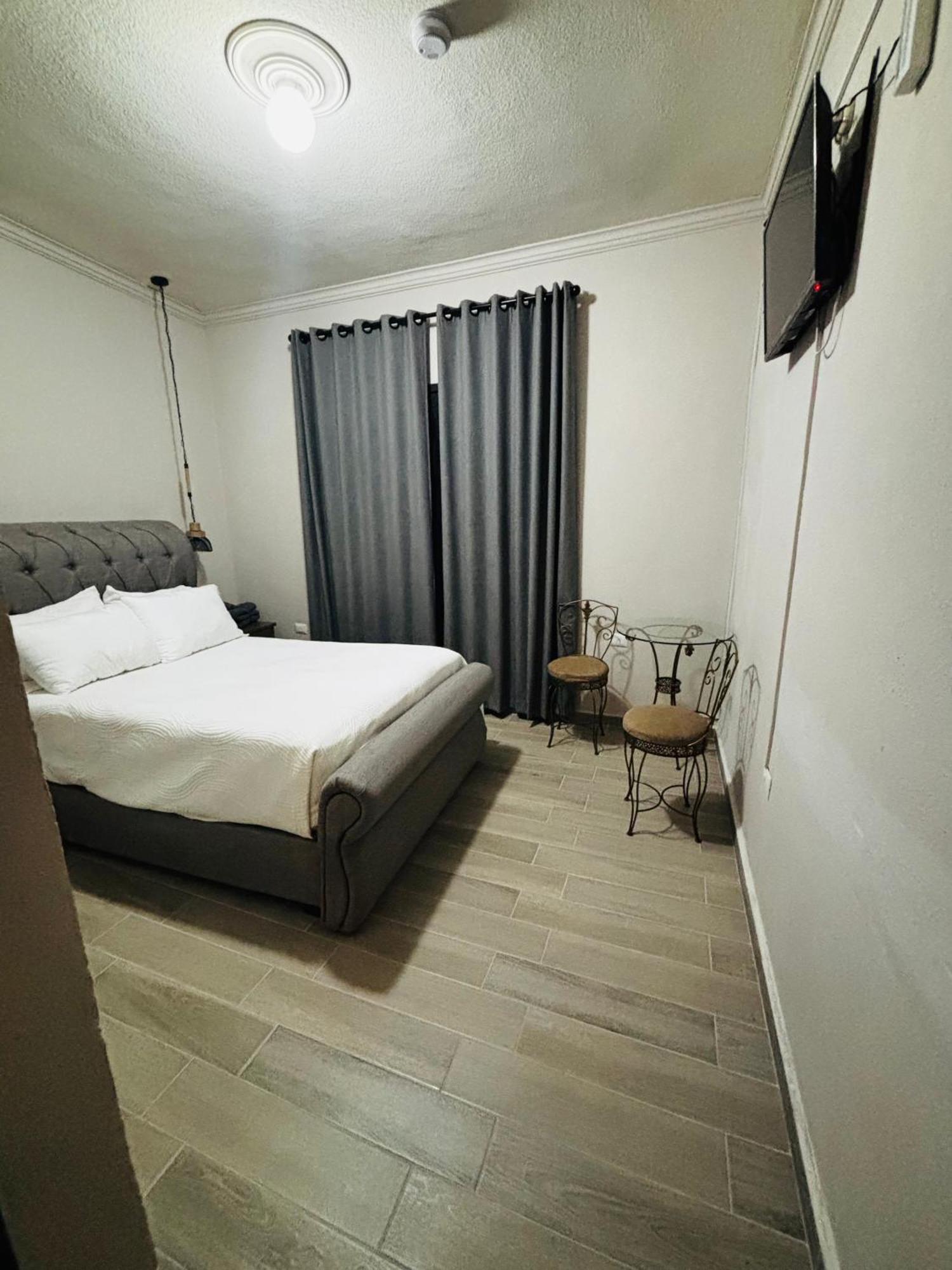Victoria Hotel 2*