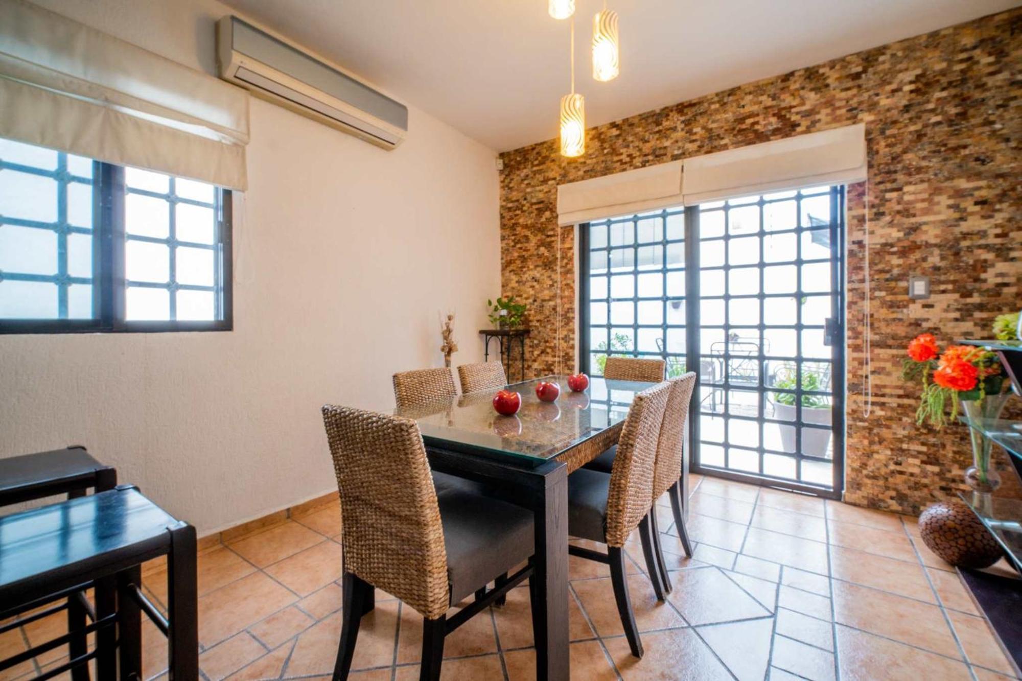 Peninsula 3 Bedroom House & Ac + Private Parking + Fast Wifi * Chetumal