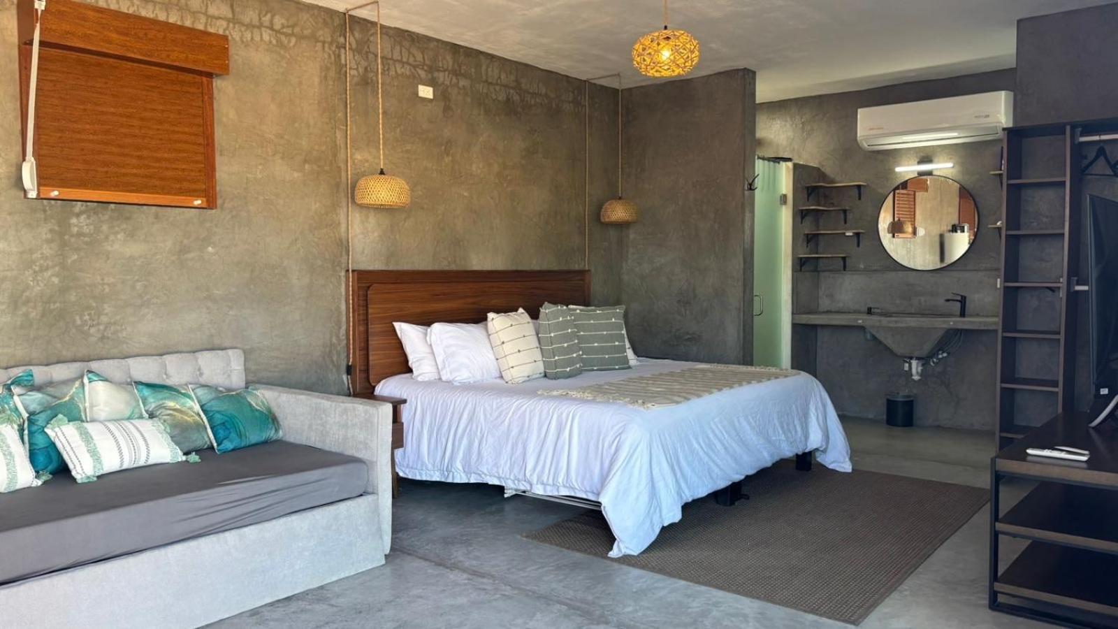 Beachfront Bahia Turquesa Jacuzzi Apartment