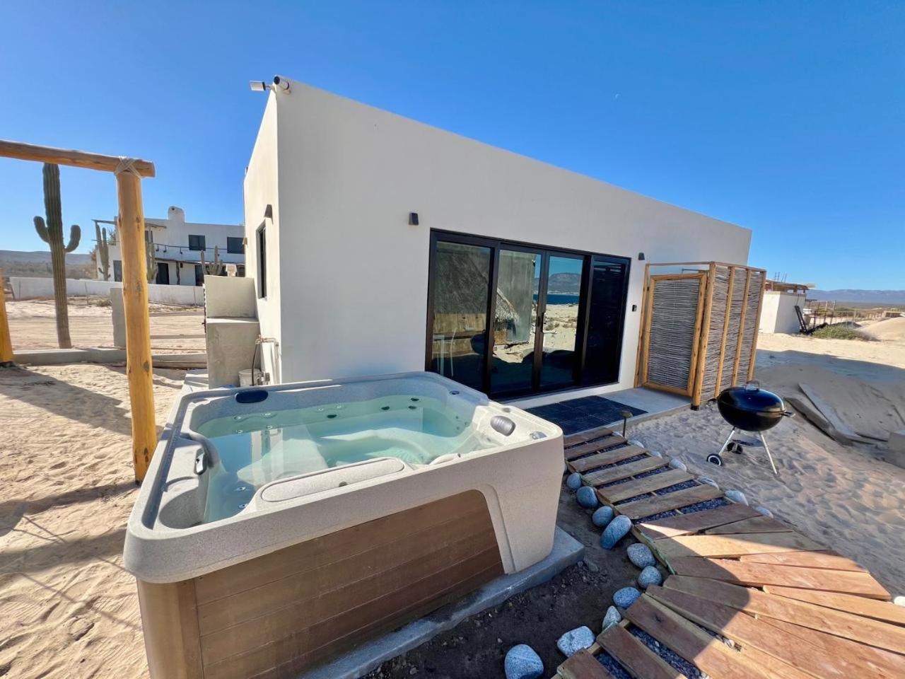Beachfront Bahia Turquesa Jacuzzi Apartment *