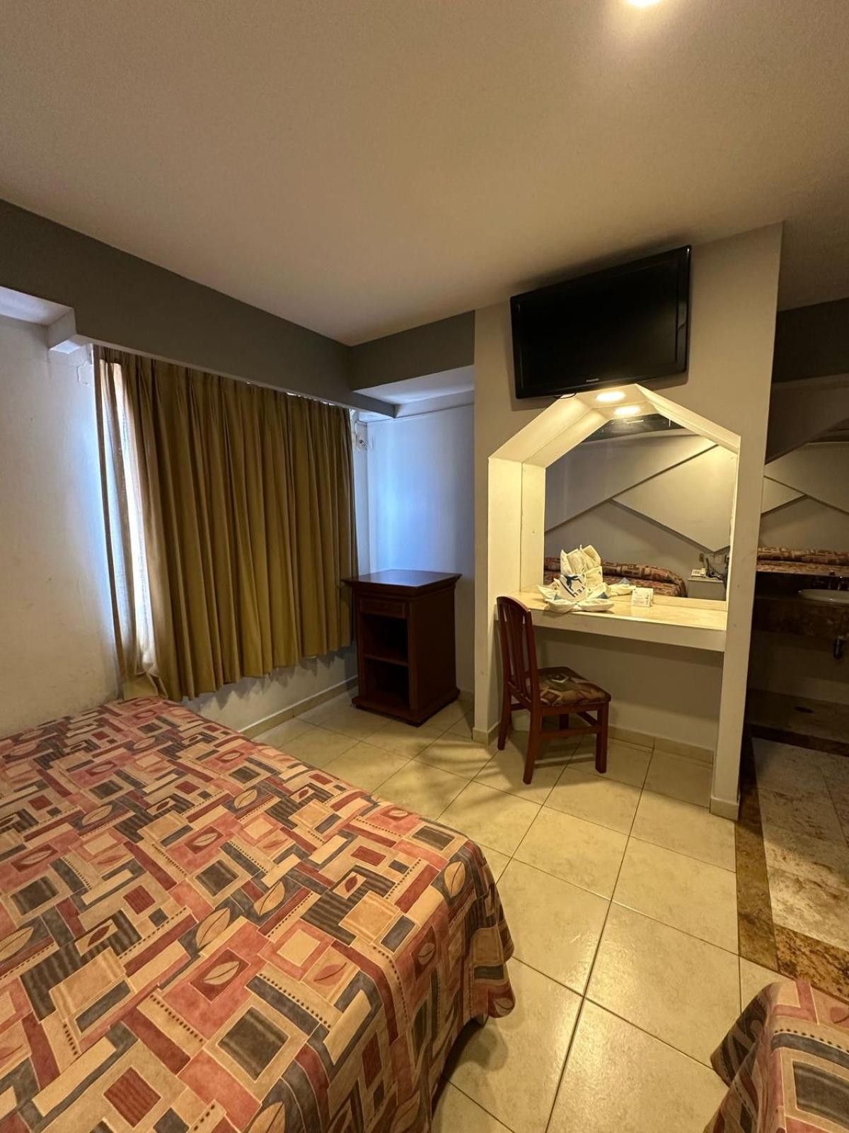 Hotel Impala -atras Del Ado