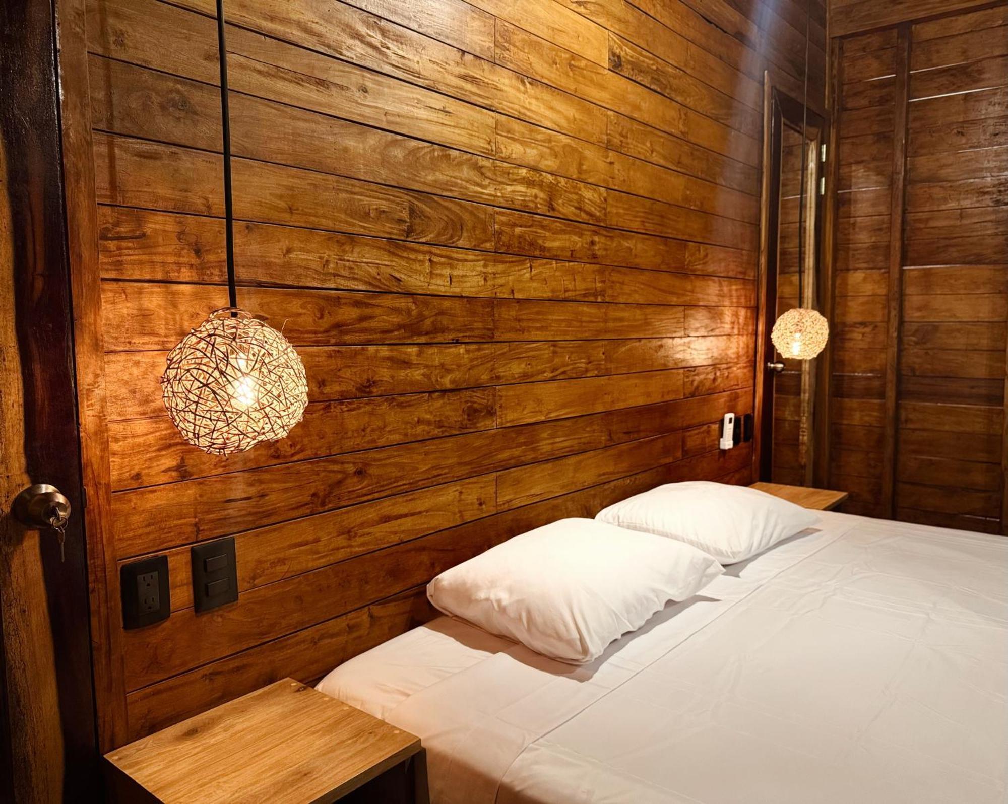 Hotel Solana Lakefront 4*