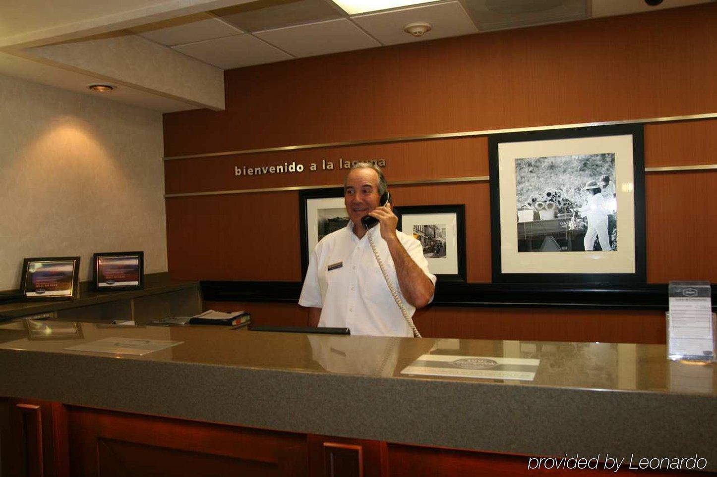 Hampton Airport-galerias 4*